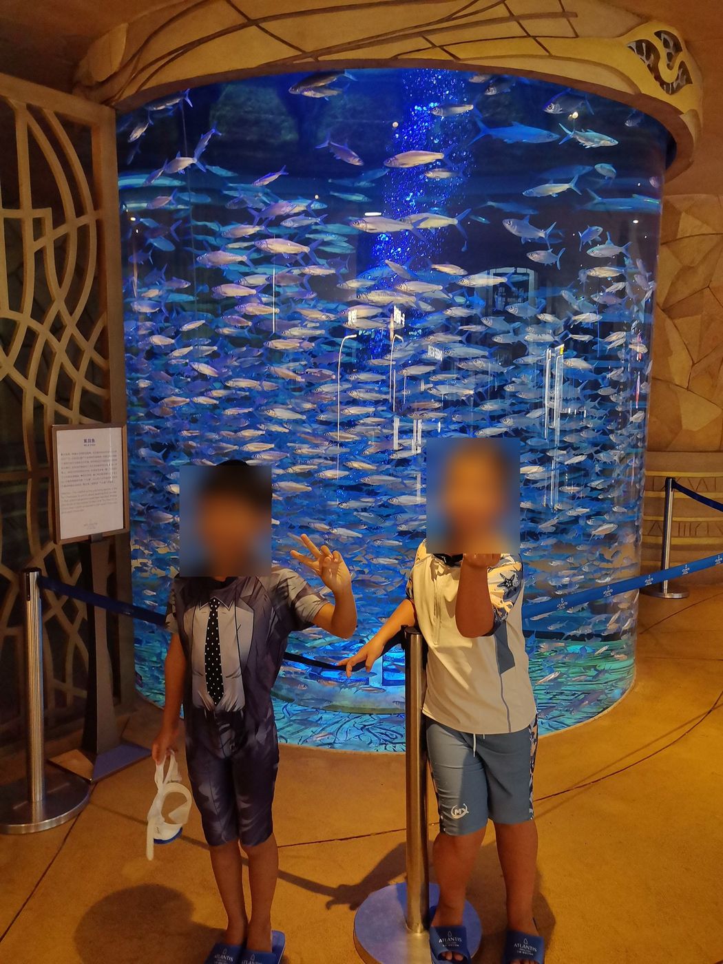 Students at the Qingdao aquarium